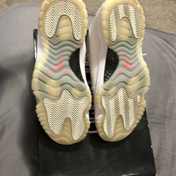 Authentic Jordan 11 platinum tint - Picture 5 of 7